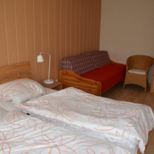 Schlafzimmer 1 mit Doppelbett 2x2m - auch einfach als Einzelbetten ohne Zwischenraum zu schieben